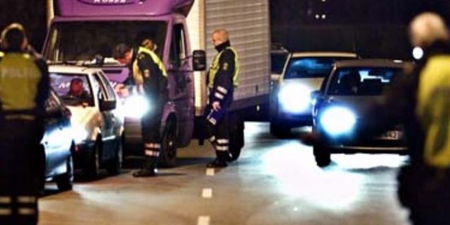 Sådan ser det ud, når politiet sætter trafikken i stå. Og hiver spritsyndere ud af køen. (arkivfoto)