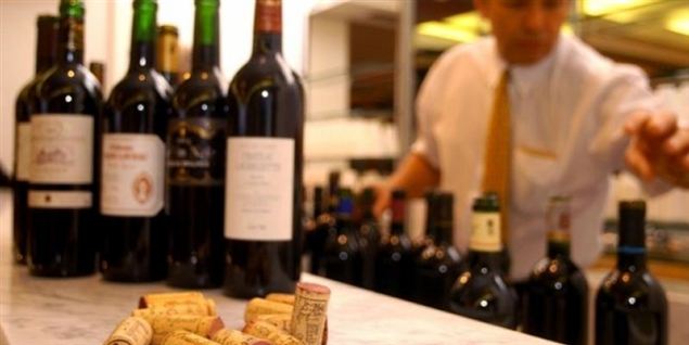 Et godt glas vin bliver dyrere til næste år, når vin belægges med en ny sundhedsafgift.