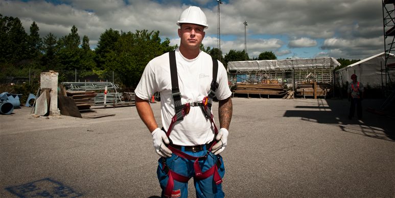 Det blev småt med arbejdet i elektrikerbranchen, så André Scheutz besluttede at prøve lykken på stilladset. "Det er udendørs arbejde, og man styrer selv tempoet," siger den 26-årige københavner, der er igang med et AMU-grundkursus i stilladsmontage på Københavns Teknisk Skoles afdeling i Glostrup. Han har allerede arbejder på stilladser i to år, og har kontrakt med et firma om to års uddannelse som stilladsarbejder, når han har overstået grundkurset.