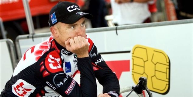 Stuart O'Grady og Andy Schleck fik kun to øl, ifølge australieren. Pressen har en anden forklaring, og Bjarne Riis vil kun sige, at de brød de interne regler.