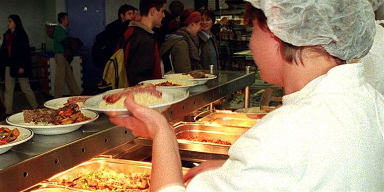 Før kunne unge ufaglærte knokle igennem et par år på en restaurant eller et pizzaria og så rykke videre, hvis det blev for hårdt. Den mulighed har finanskrisen og arbejdsløsheden nu taget fra dem.