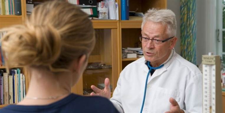 Kun nøglepersoner i virksomheder vil fremover have en privat sundhedsforsikring, vurderer DSI.
