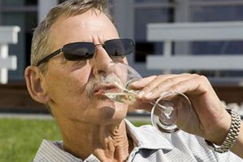 Ældre, der sætter sig bag rettet, skal ikke kunne have så meget alkohol i blodet, som de kan i dag. Nye anbefalinger er på vej.