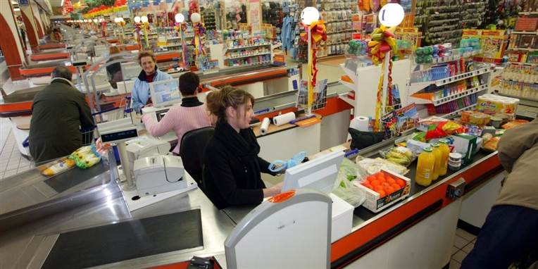 Måske kommer de mange ansatte bag kassen i de nye Døgn-nettoer, som kommer til at erstatte Tøj &amp; Sko forretninger landet over.