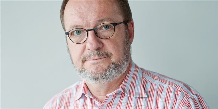 Socialrådgiver Per Laursen er fortørnet over, at det igen trækker ud med at ændre reglerne om sygedagpenge. 'Det er alvorligt syge mennesker, som ingen kan sige 'bare' skal finde et
 arbejde. Jeg har mennesker, der sidder her og græder og spørger, hvor 
de så skal få penge fra,