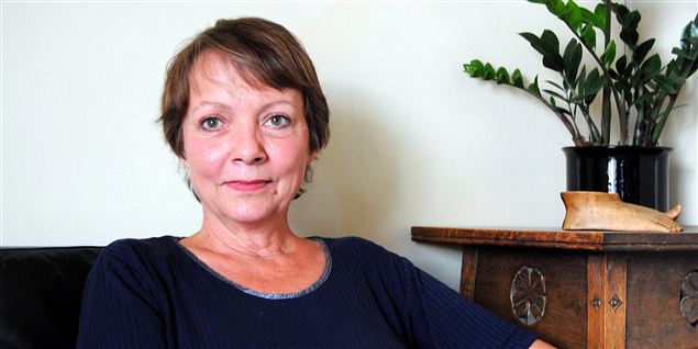 55-årige Anja Blicher Elsnab er for syg til at arbejde, slår Jobcentrets rapport fast. Alligevel kræver de hun søger arbejde og har taget hendes understøttelse.