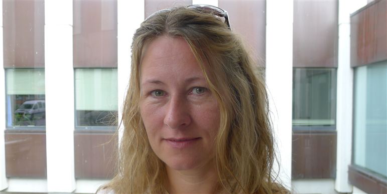Pernille Sidorenco lider af alvorlig, kronisk stress og har i forbindelse med sagsbehandlingen på kommunen udviklet det, hun selv kalder invaliderende panikangst. Hun er cand.mag. og har tidligere været underviser på en sprogskole. ”Hele livet brændte sammen for mig. Og så blive mødt af sagsbehandlere, der siger, man skal tage sig sammen. Når man er helt nede at ligge, er enhver modstand altomsiggribende,” siger hun.