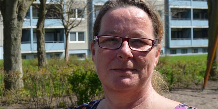 Tina Ellemose Jensen er ramt af leddegigt. Hun arbejder fire timer om dagen og er sygemeldt resten af tiden, mens lægerne forsøger at hjælpe hende.