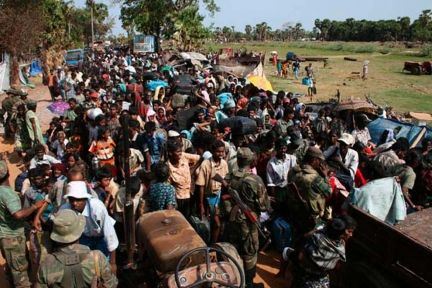 Tusindvis af mennesker er drevet på flugt af kampene i Sri Lanka og er nu stuvet sammen i overfyldte flytgningelejre
 Foto: AP / POLFOTO