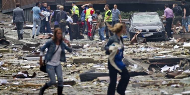 Chokerede mennesker flygter efter fredagens bombeeksplosion i Oslo.