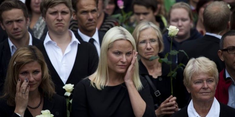 Norges kronprinsesse Mette Marit sørger i Oslo. Prinsessen mistede selv en stedbror.