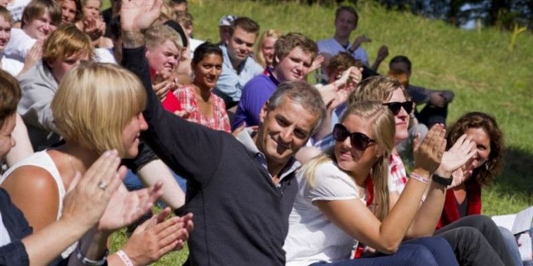Der var hygge og smil i solen dagen før massakren.