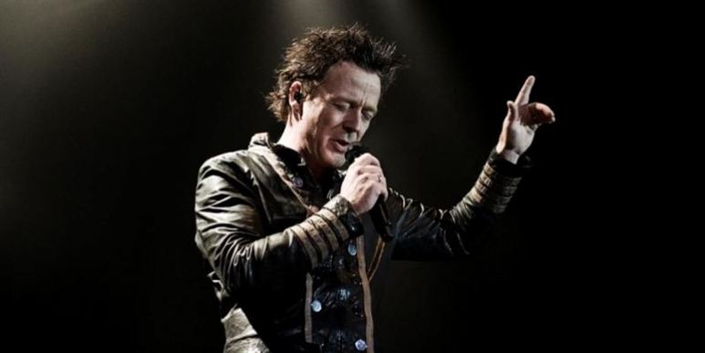 Dette billede viser Thomas Helmig, ingen tvivl om det. Men døm selv på de næste billeder, om sangstjernen lignede sig selv til sin koncert i Glassalen.
