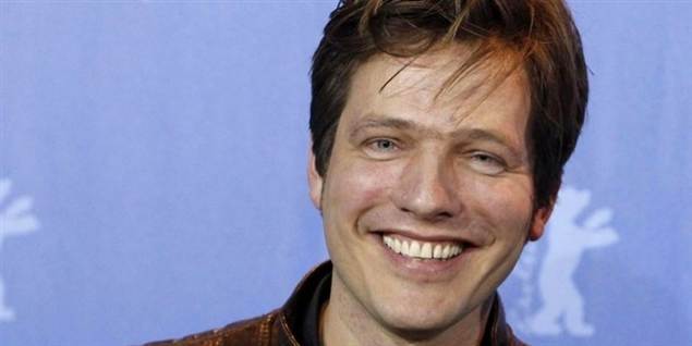 Thomas Vinterberg høstede stor ros for sin gennembrudsfilm 'Festen'. Er den nye 'Jagten' lige så god? Det mener Cannes måske, den er.