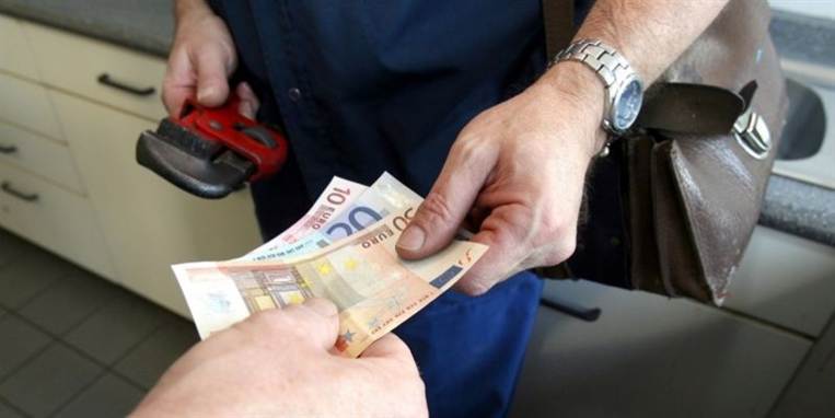 Regeringen vil sort arbejde helt til livs, og det skal koste borgerne, hvis de falder for fristelsen. Arkiv