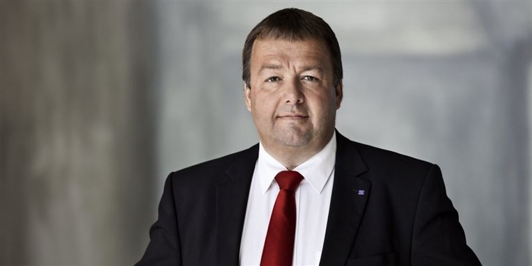 Thorkild E. Jensen siger farvel til formandsposten i Dansk Metal og overlader pladsen til Claus Jensen.