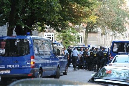 Her er politiet talstærkt til stede lørdag under ballade på Nørrebro. Søndag spredte det sig til forstæderne.
 Foto: Kenneth Meyer / POLFOTO