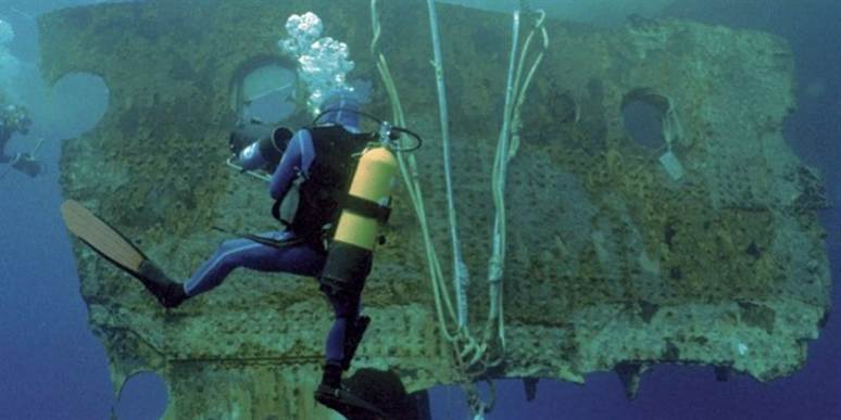 Titanic var datidens største dampskib. På sin jomfrurejse i 1912 ramte passagerlineren et isbjerg og sank natten 14. og 15. april i Atlanterhavet på vej fra Southampton i England til New York. 1.517 ombordværende omkom i det iskolde hav - 716 overlevede. Nu bliver 5.000 af de genstande, som siden er bjærget fra skibet, solgt på en auktion til april.