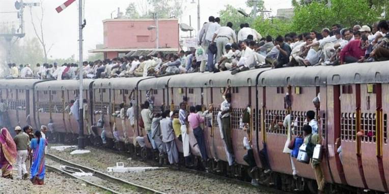 Tog i Indien kan være ekstremt overfyldte og sikkerheden er helt i bund (arkivbillede).