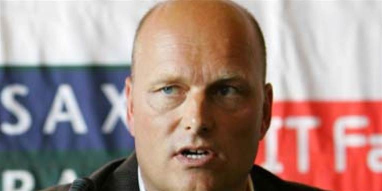 - Det er en kedelig sag. Det er trist, og jeg er chokeret som alle andre, siger Bjarne Riis.