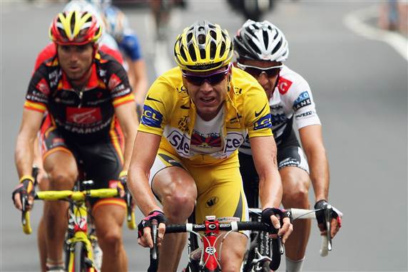 Den australske stjernerytter Cadel Evans (i midten) kører med en 'Frit Tibet' undertrøje