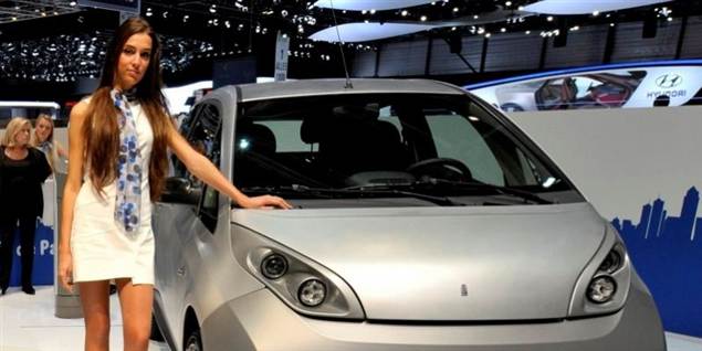 Her er en af de nye modeller med dejlige former og et lækkert tidssvarende design. Bilen er en Bollore Bluecar, der har havet som inspiration for designet.