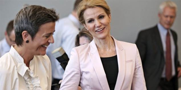 Økonomiminister Margrethe Vestager (R) og statsminister Helle Thorning-Schmidt (S), da trepartsfornadlingerne mellem LO, DA og regeringen torsdag begyndte i statsministeriet.
