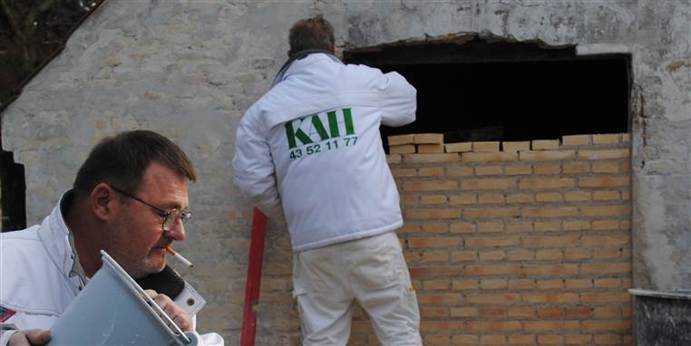 Jan Bjerregaard og Bent Jensen er ved at renovere kapeller på Assitens Kirkegård. De synes det er svært at finde relevante kurser.&nbsp;
Fagforeninger skal møde ældre medlemmer ansigt til ansigt, hvis de skal på skolebænken, mener uddannelseskonsulent Lene Rosfort.&nbsp;