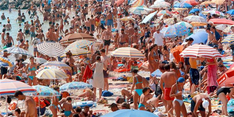 Politikere har været bange for den danske kyst skulle ende sådan her. En unødig angst, der har stoppet væksten i turisterhvervet, kritiserer direktør i Fårup Sommerland