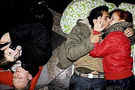 En af de mange protestaktioner mod 24 års-reglen - demonstration ved Storkespringvandet i København i november 2007.