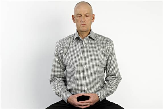 Ifølge zenlærer Asger F. Knudsen er zenmeditation er et effektiviseringsredskab, der giver færre sygedage og gør medarbejderne mere effektive.