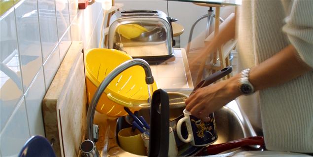 Mange unge arbejder som afryddere og opvaskere på cafeer, men de må ikke arbejde i rum, hvor der udskænkes alkohol