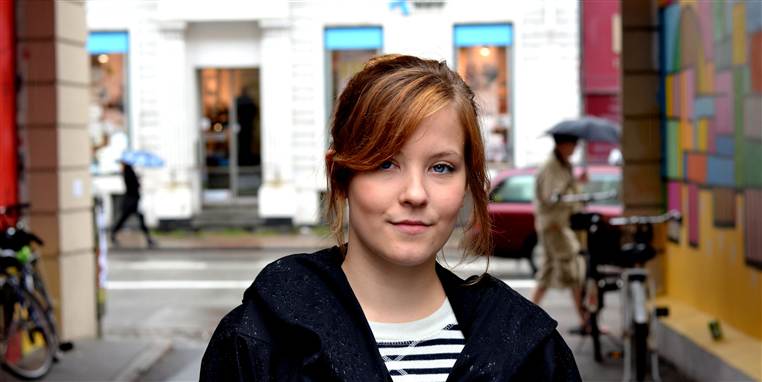 'Totalt latterligt.' Sådan siger 21-årige Emilie Fredslund-Hansen om det forhold, at hun ikke kunne få et lønnet caféjob, før hun ad frivillighedens vej havde skaffet sig erfaring med arbejdet.