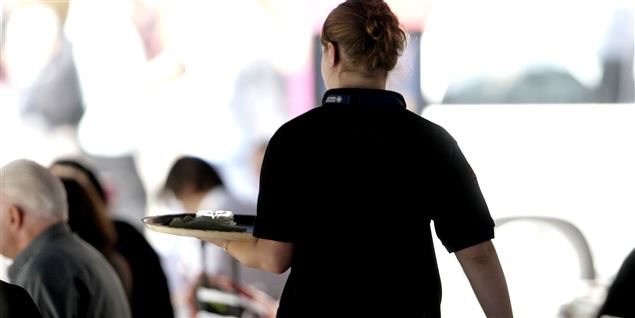 Ifølge en rundringning, som Avisen.dk har foretaget blandt ti caféer i København og Århus, modtager caféerne gennemsnitligt mere end 400 jobansøgninger om året. Antallet kan komme over 1.000 nogle steder.