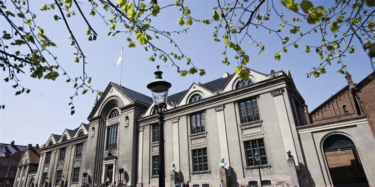 Ligestillingsminister Manu Sareen (R) vil have flere mænd på universiteterne.