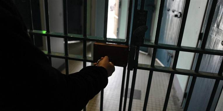 En 18-årig bilist er blevet varetægtsfængslet for uagtsomt manddrab på sin kammerat, der sad på passagersædet.