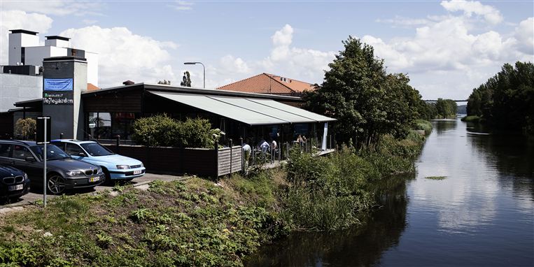 Hyggelig ser den ud Restaurant Vejlegården, som den ligger der ved åen. Bagved konflikten om den kendte restaurant gemmer sig nogle af landets mest drevne liberale strateger.