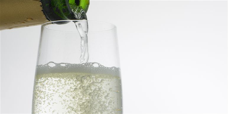 Der er stadig gode køb, når det gælder boblevin i denne uge. Men der er også fuld knald på de tre rødvine, som vi præsenterer. Syrah-druen spiller hovedrollen, og viser endnu engang, at det er en fantastisk drue, når det gælder de røde bøffer på grillen. Og den matcher også fint BBQ tilbehøret.
