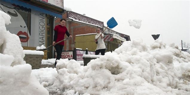 Voldsomme snemængder og isnende kulde har skabt kaos i det vestlige Europa.