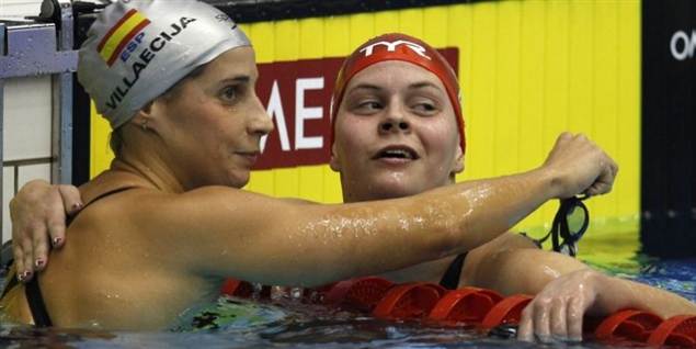 Som europas bedste svømmer på 800-meter-fri gav Lotte Friis efter den fornemme første plads under EM nummer to, spanske Erika Villaecija Garcia (til venstre), et kram.
