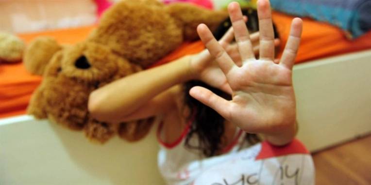 Overgrebene begyndte i 2003, da pigen blot var fem år gammel, og fortsatte frem til 2010, men allerede inden da havde den 57-årige mand ifølge anklageskriftet i sagen forulempet en dreng i femårsalderen.