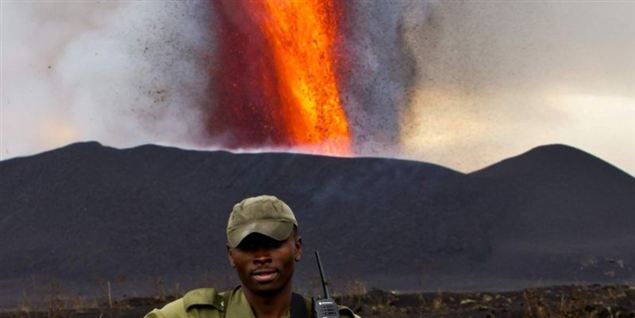 En congolesisk mand holder vagt i Virunga National Park.