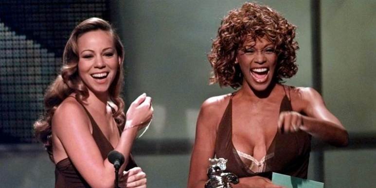 Whitney Houston sammen med kollegaen Mariah Carey ved MTV Video Music Awards i 1998.