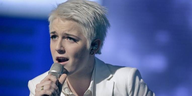 Sarah har ikke kun imponeret dommerne i X Faktor. Mange unge piger er blevet småforelskede i den åbent lesbiske sangerinde.