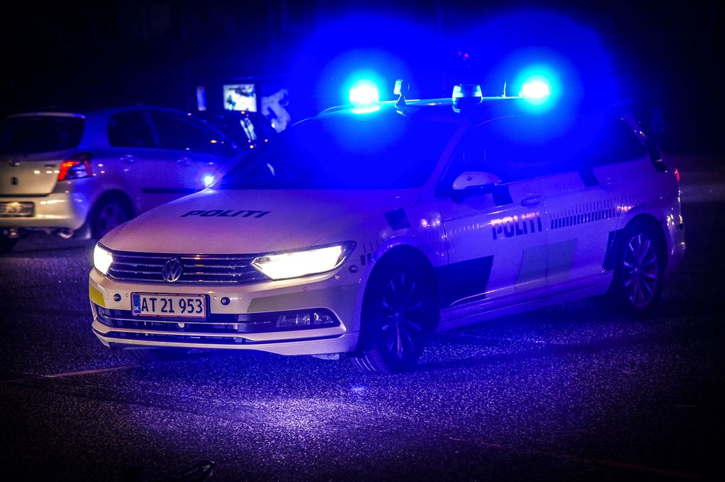 Politibil med blå blink under udrykning 
