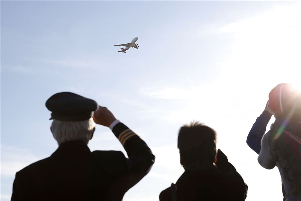 ansatte i flyselskabet Qantas siger farvel til en boeing 747