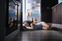 En pige ligger og sover op af et åbent køleskab