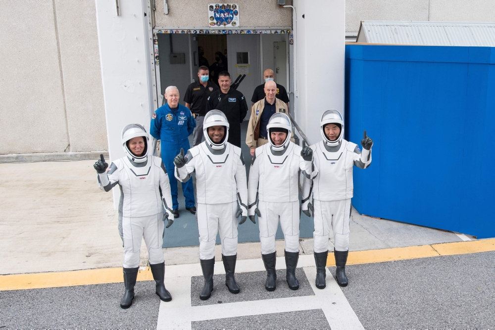 De fire astronauter vinker i deres rumdragter før opsendelse. 