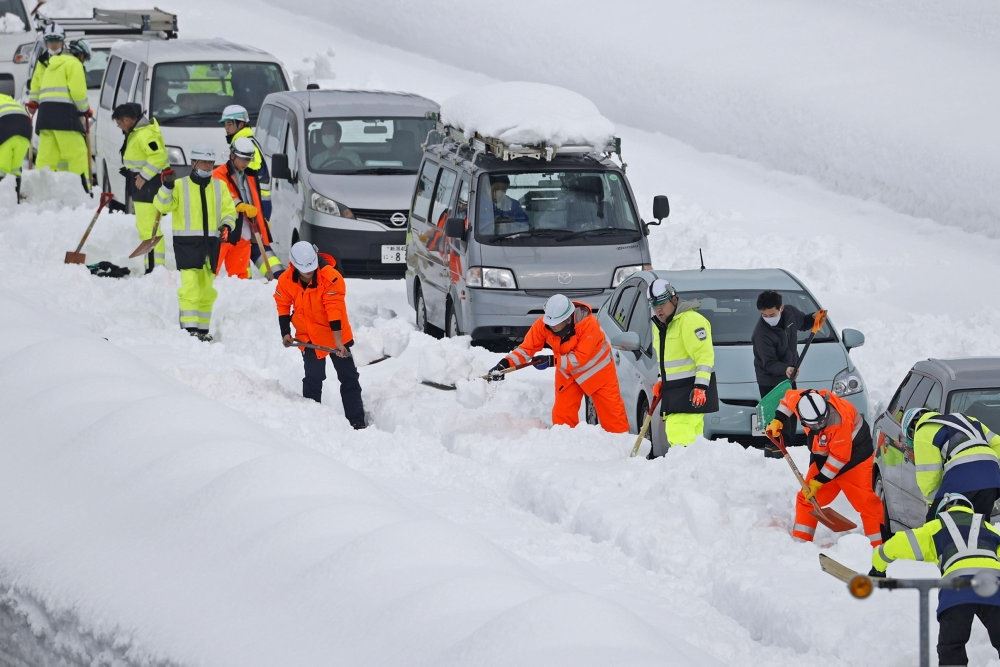 Biler holder stille på snedækket motorvej