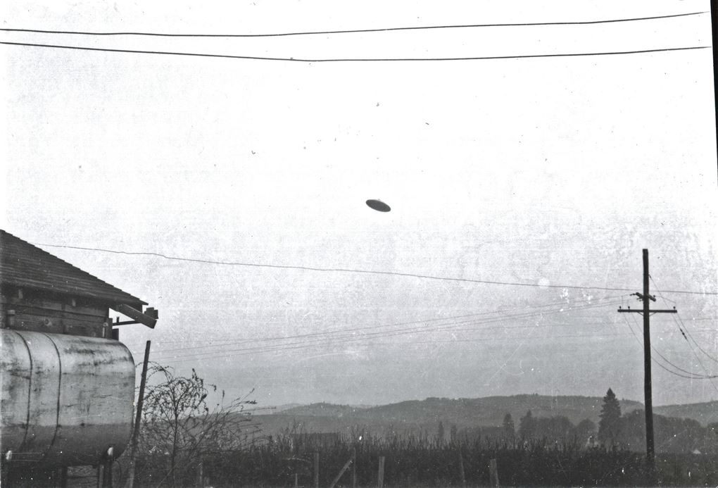 Et gammelt billede af, hvad der ligner en flyvende tallerken i luften på landet.